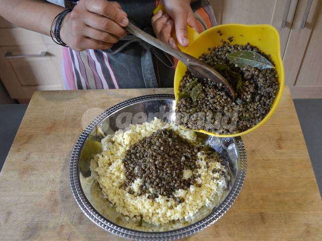 Mélanger boulghour et lentilles dans un saladier