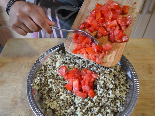 Ajout des morceaux de tomate