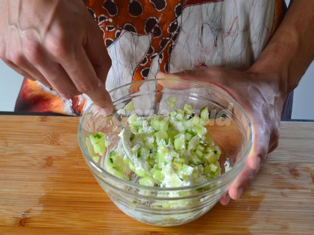 Mélange des concombres avec la ricotta