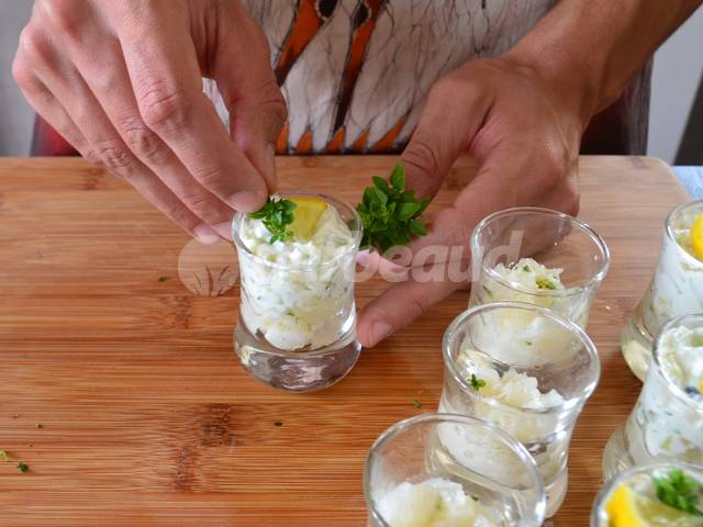 Touche finale : bouquet de basilic, morceau de citron