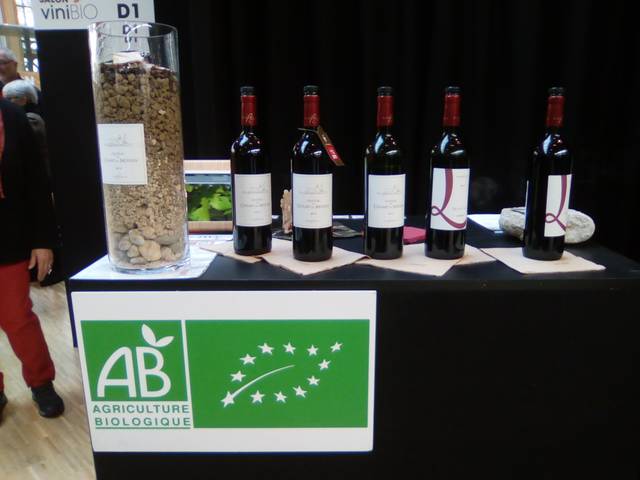 Vins bio en vente sur un salon de producteurs
