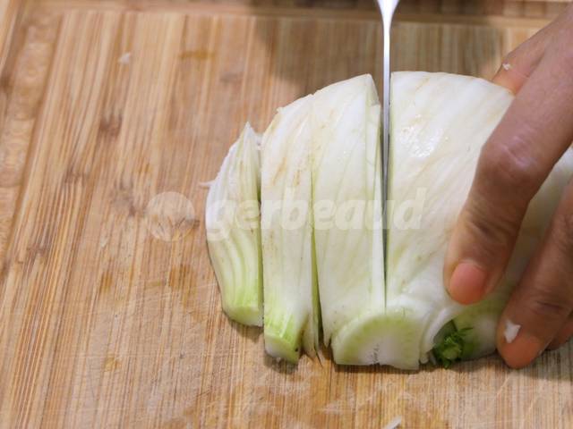 Découper les moitiés de fenouil en tranches d'1cm d'épaisseur