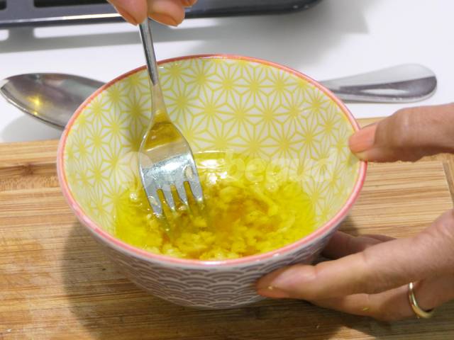 Mélange l'ail écrasé et l'huile d'olive