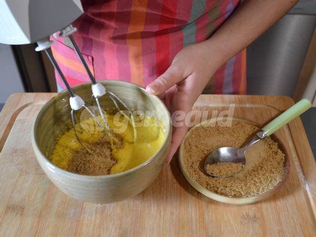 On bat les jaunes d'oeuf avec le sucre