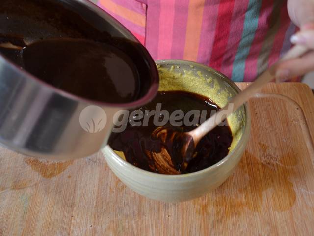 Ajout du chocolat aux oeufs