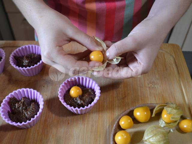 Préparation des physalis (coqueret du Pérou)