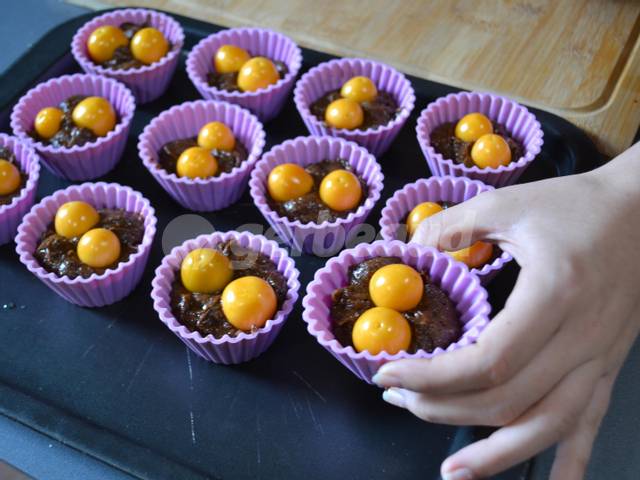 Muffins sur la plaque, prêts à être enfournés
