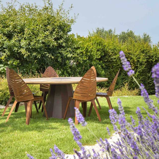 Table de jardin ronde en corten bruni et bois de mélèze (Alessandra Savio)
