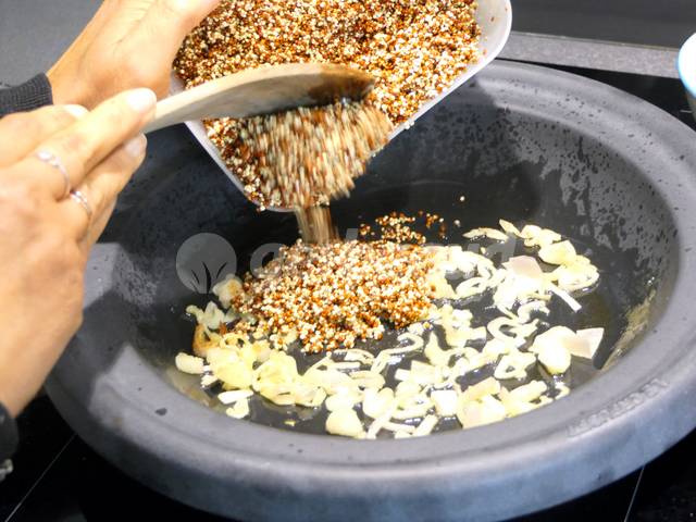 Mélange des graines de quinoa avec les échalotes revenues