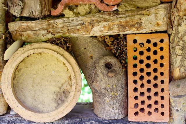 Brique percée dans un hôtel à insectes