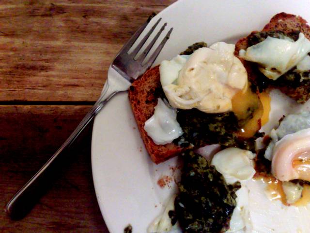 Oeufs pochés sauce à l'oseille posés sur toast
