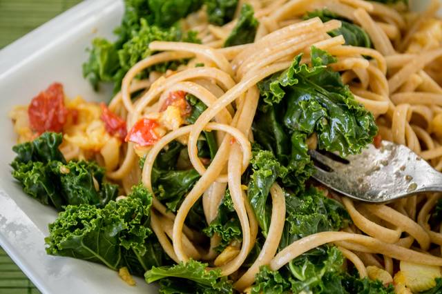 Chou kale sauté servi avec des pâtes