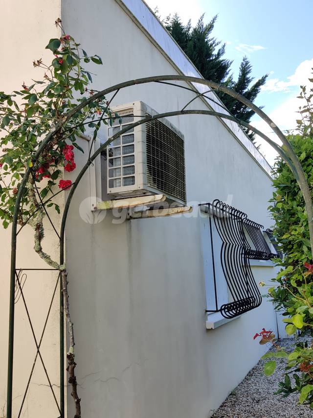 6 idées pour cacher un climatiseur extérieur