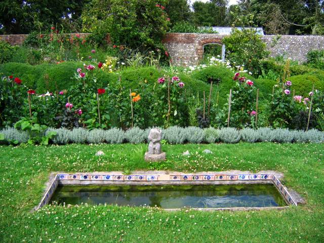Jardin anglais : 10 plantes emblématiques pour l'aménager