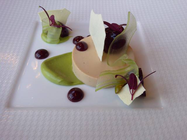 Terrine de foie gras sur lit de pistache et feuilles d'arroche