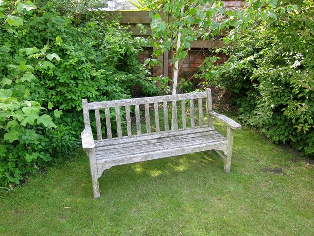 Banc de jardin en bois patiné