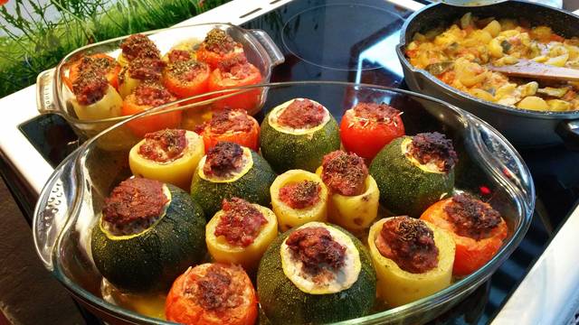Légumes farcis (courgettes rondes, pommes de terre, tomates)