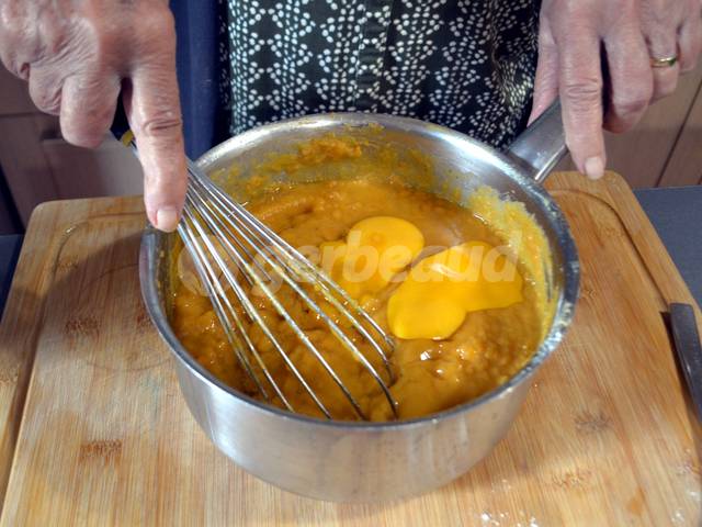 Incorporation des oeufs avec le fouet