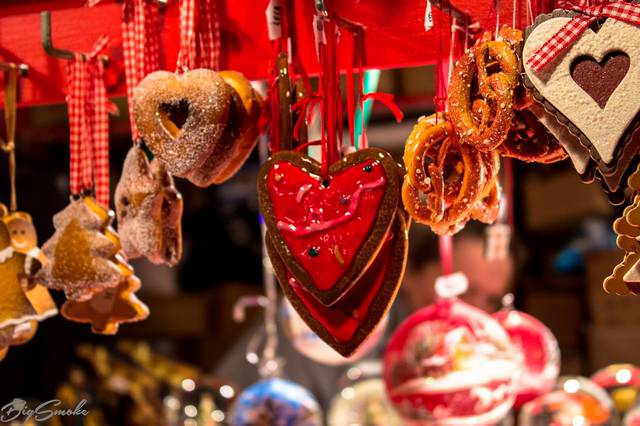 Décorations gourmandes sur un marché de Noël