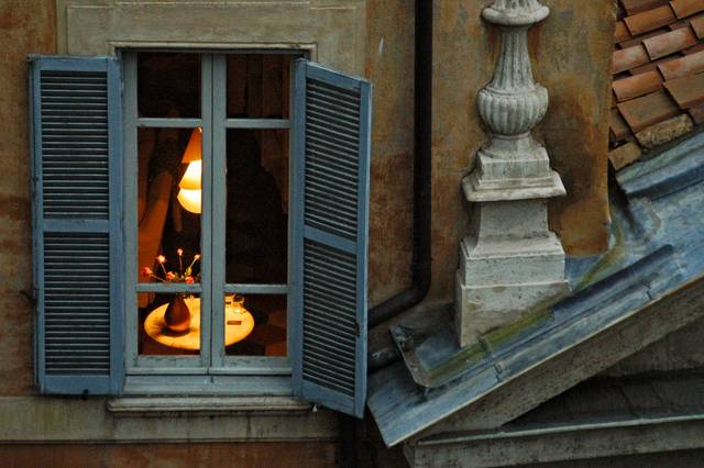 Volets et fenêtre le soir