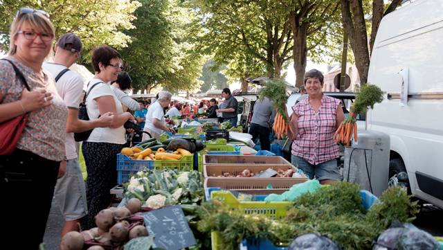 Maraîchers en hortillonnages vendant leur production 