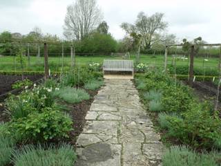 Allée de pierres au potager