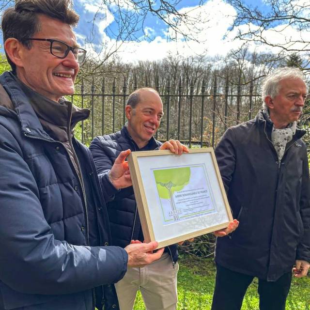Les propriétaires du Château de Chantore, Bernard Legal et Iñaki de Goiburu, reçoivent le prix des mains de Jacques Soignon