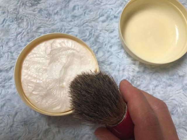 Savon solide à barbe en pot et blaireau