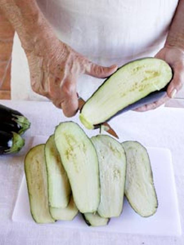 tailler les tranches d'aubergine