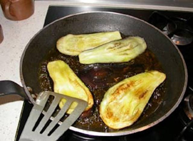 faire frire les aubergines tranchées