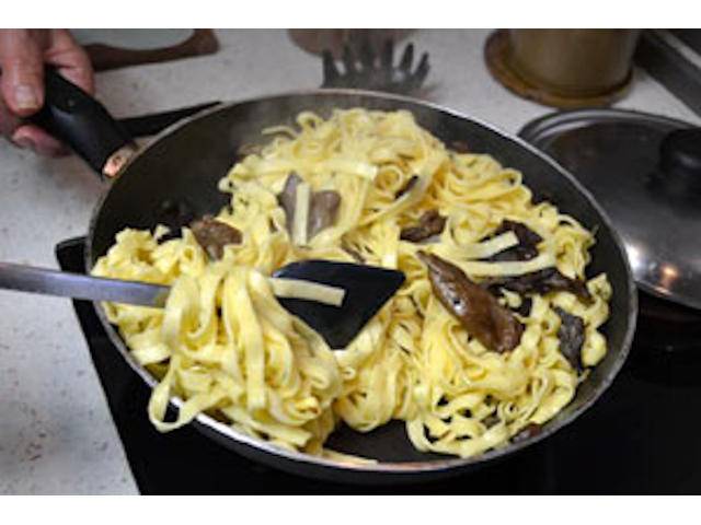 Incorporer les champignons aux tagliatelles