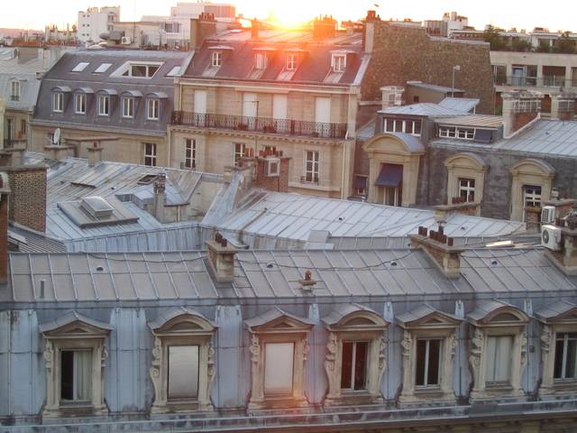 Immeubles et toits urbains emmagasinant la chaleur