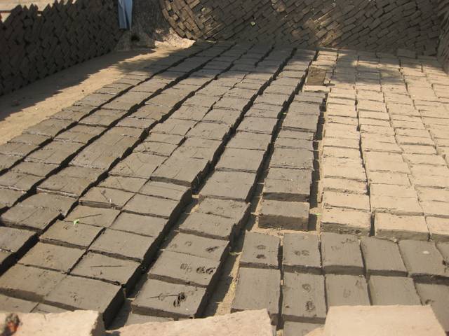 Adobes traditionnelles (briques de boue) en cours de séchage - Sud Soudan