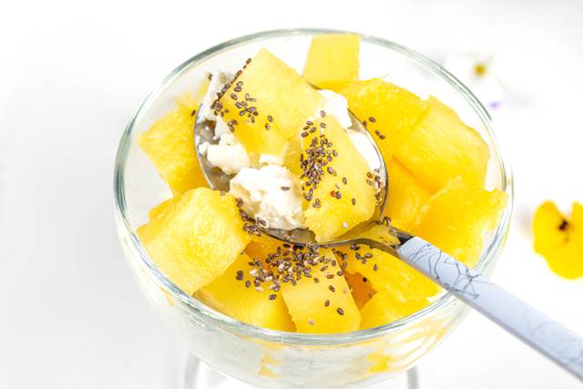 Morceaux d'ananas, fromage frais et graines de chia