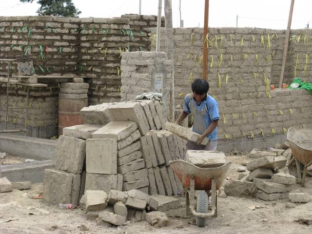 Construction avec des briques de terre cuite (Pérou)