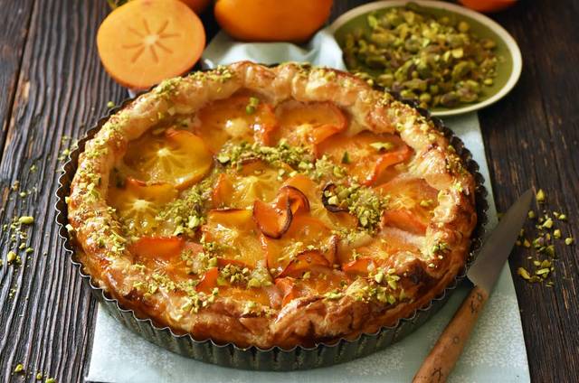 Tarte rustique aux kakis et aux pistaches