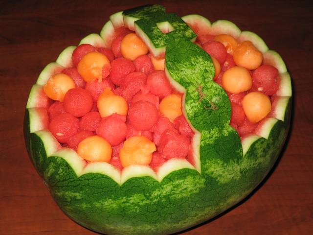 Billes de pastèque et de melon présentées sur un buffet