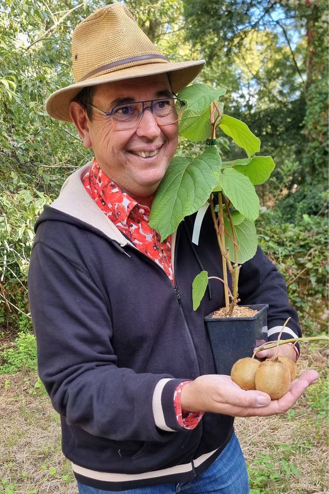 Arnaud Travers présente le kiwi 'Herma' à la Fête des Plantes de St Jean de Beauregard