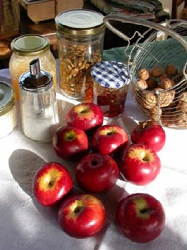 Pommes, noix, gelée de fruit ...