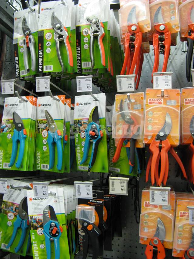 Un rayon 'sécateurs' en jardinerie
