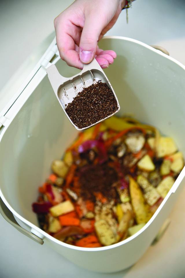 Ajout de l'activateur à compost(