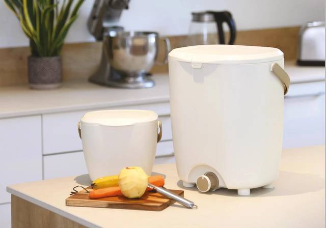 Bokashi et seau à compost sur le plan de travail de la cuisine