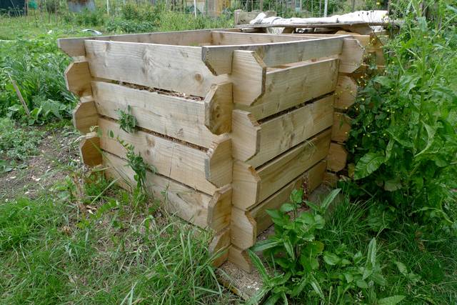 Composteur bois au jardin