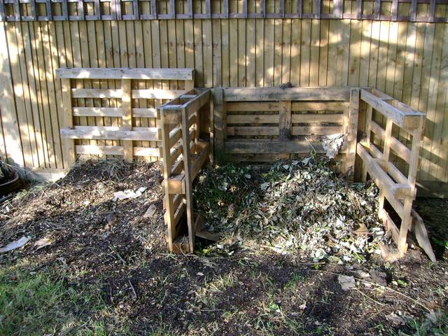 Tas de compost délimités par des palettes