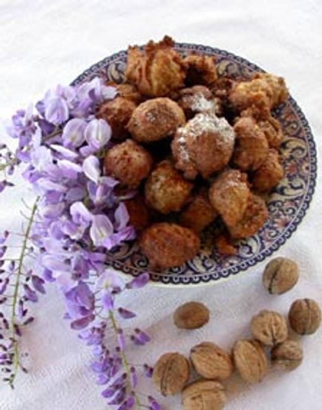 Pets de nonne aux fleurs de glycine et aux noix