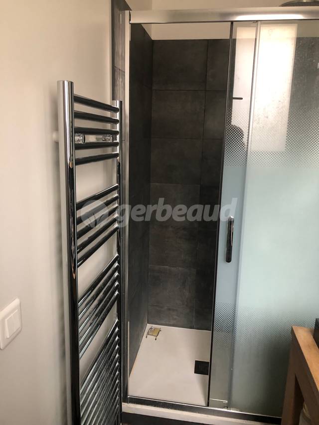 Douche à l'italienne avec parois et receveur plat