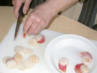 couper les tranches de saint Jacques