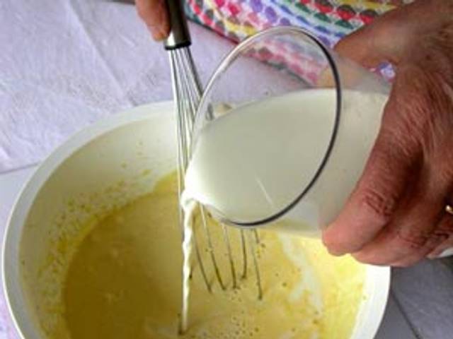 Ajout du lait et mélange