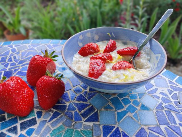 Porridge aux fraises et au lait de coco