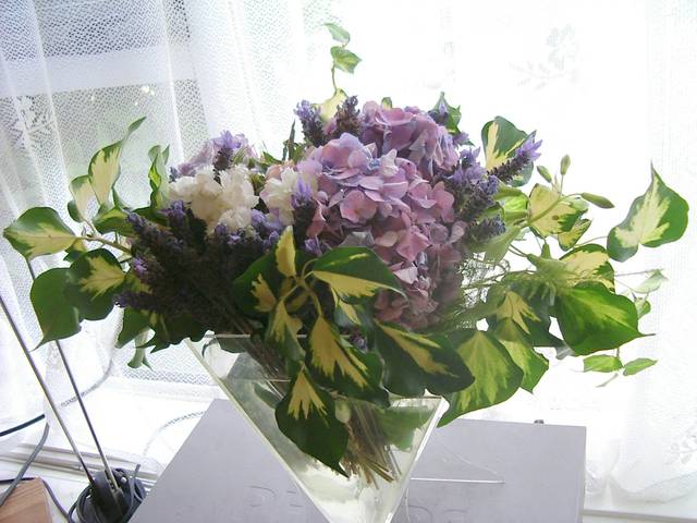 Bouquet avec hydrangea, lierre et lavande papillon